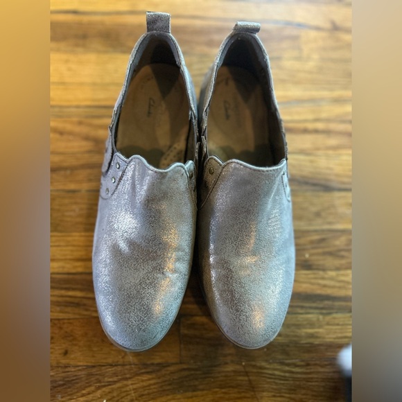 Clarks trish bell metallic suede slip on l
Bootie flats 7.5 office city comfort - Picture 2 of 5